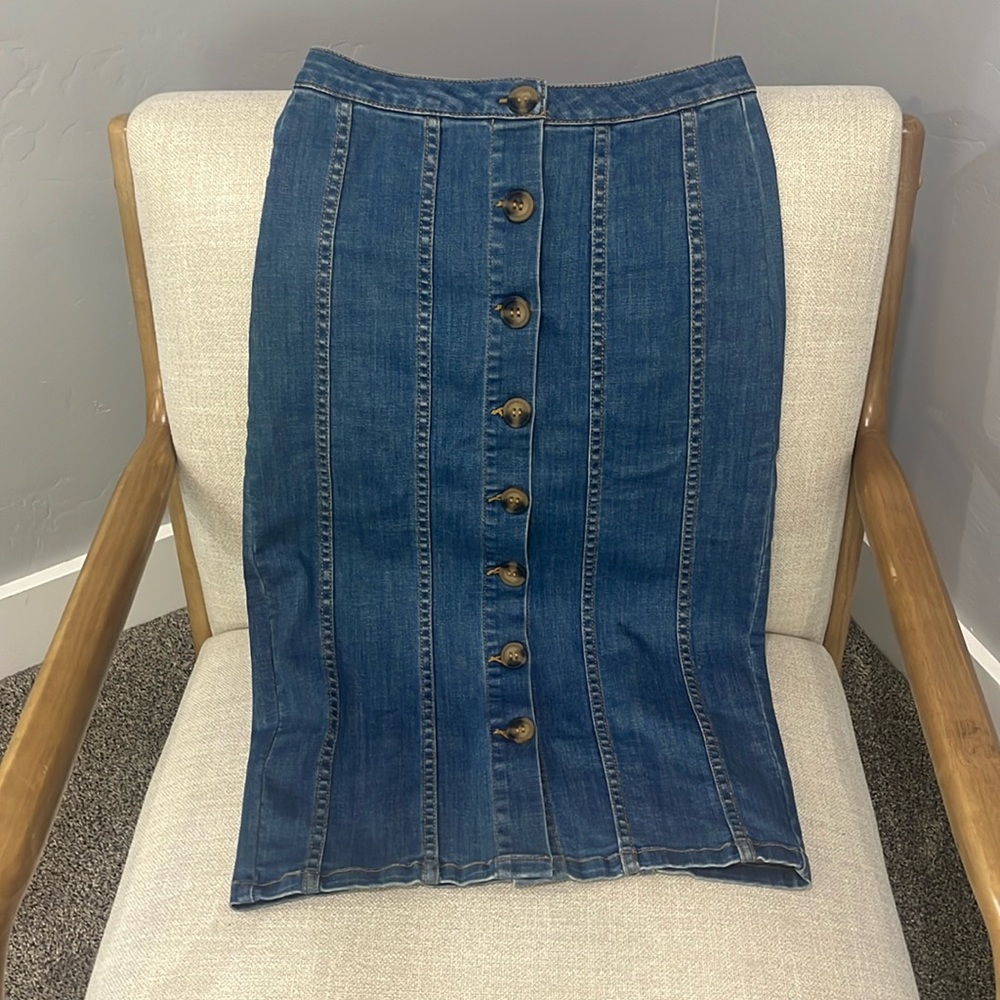 Downeast women’s denim pencil skirt. Size XS, high waisted. Like new condition.